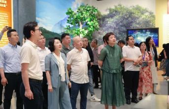 省作协组织青年作家参观“大潮起珠江——广东改革开放四十周年展览”